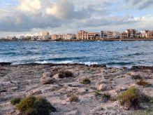 die Küste auf der Insel Kreta - im HIntergrund eins Siedlung im Vordergrund die Klippen und das Meer